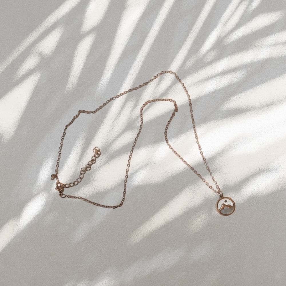 Elegant Gold Necklace with Pendant